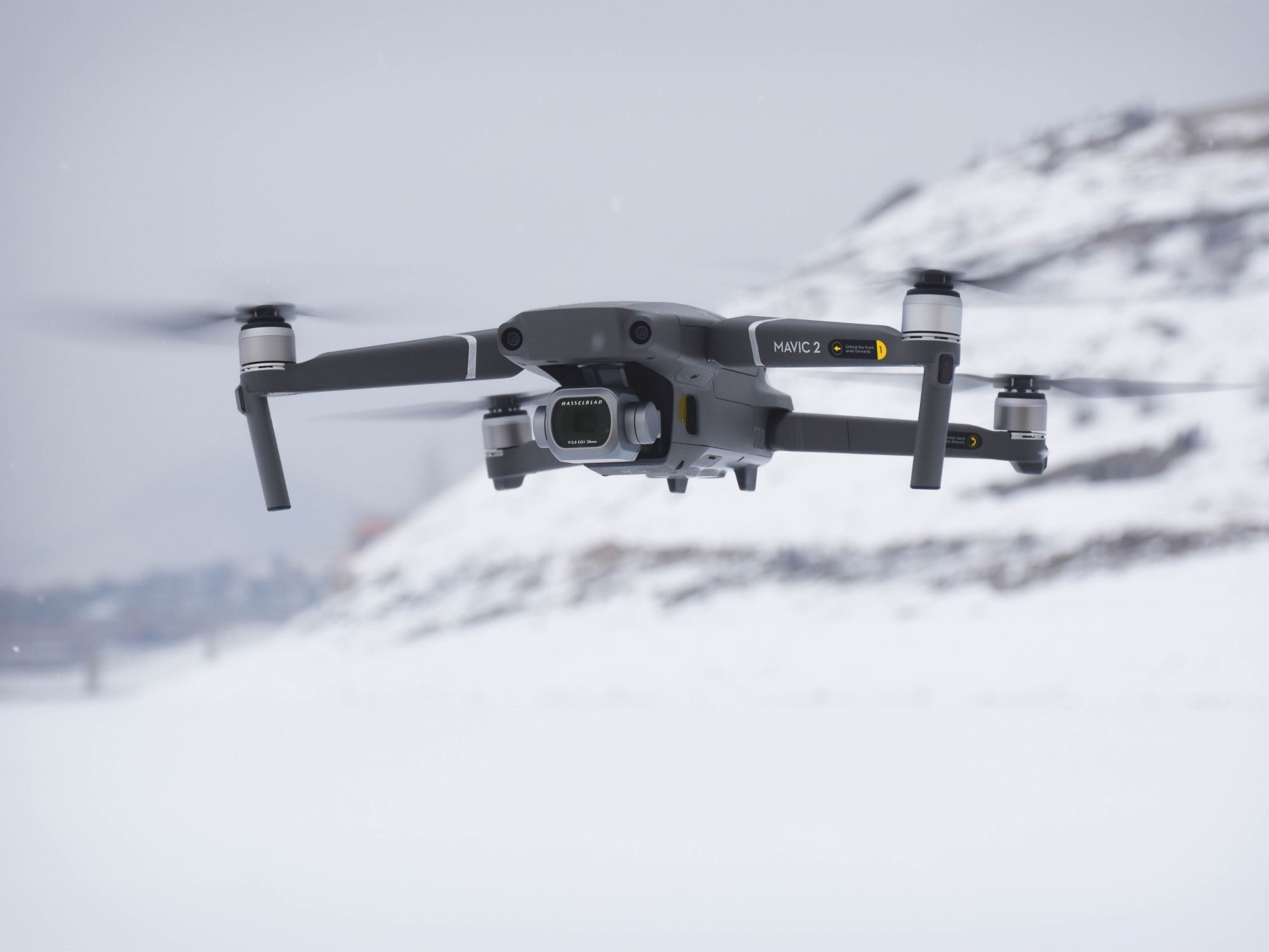 Dron sobre terreno cubierto de nieve en invierno de 2023