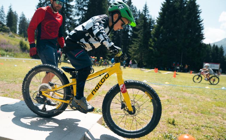 山羚联盟：孩子们在采尔马特骑自行车过斜坡，在大自然中享受乐趣。