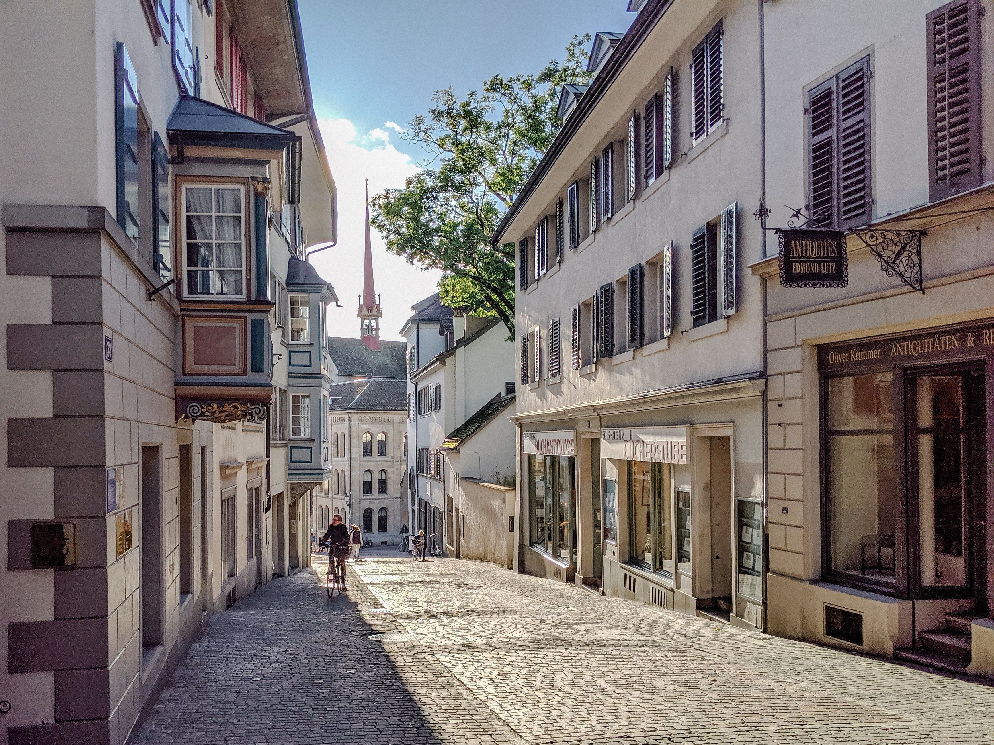 การเดินชมเมืองซูริกในเขตเมืองเก่ากับอาคารประวัติศาสตร์และถนนปูอิฐ.