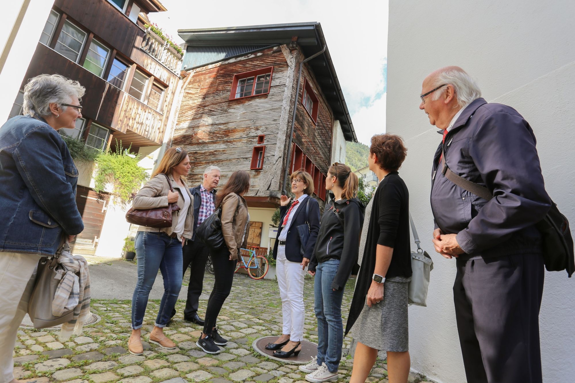 Stadsvandring i Churs gamla stad med deltagare i dialog.