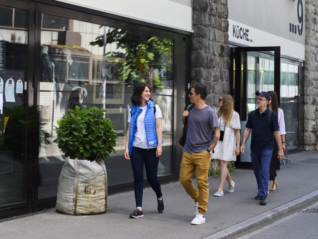 Lawatan Makanan Zurich di Viadukt bersama orang lalu lintas yang berpakaian santai.