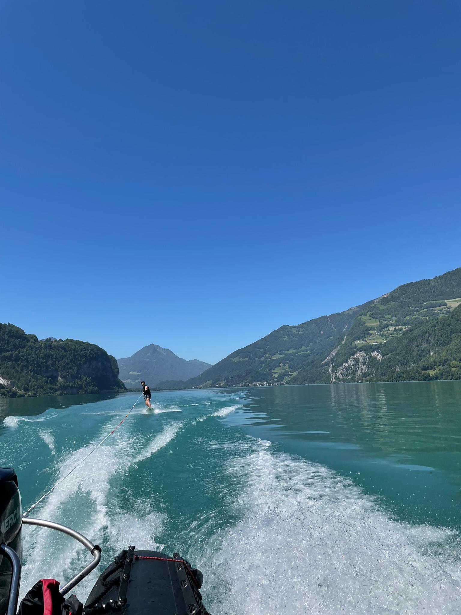 在维尔瓦尔德湖滑水，享受山景，水面清澈。