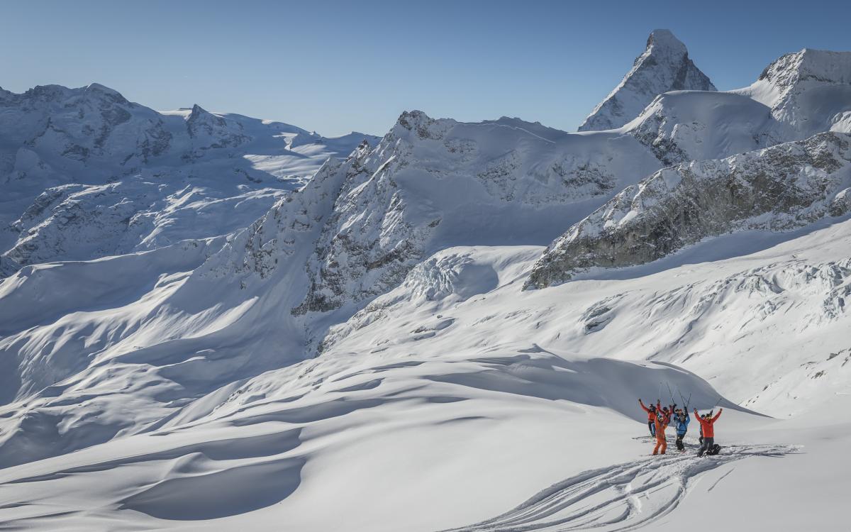 Grup Freeride Snowboard di pegunungan bersalju di Alpen saat berselancar snowboard di musim dingin.