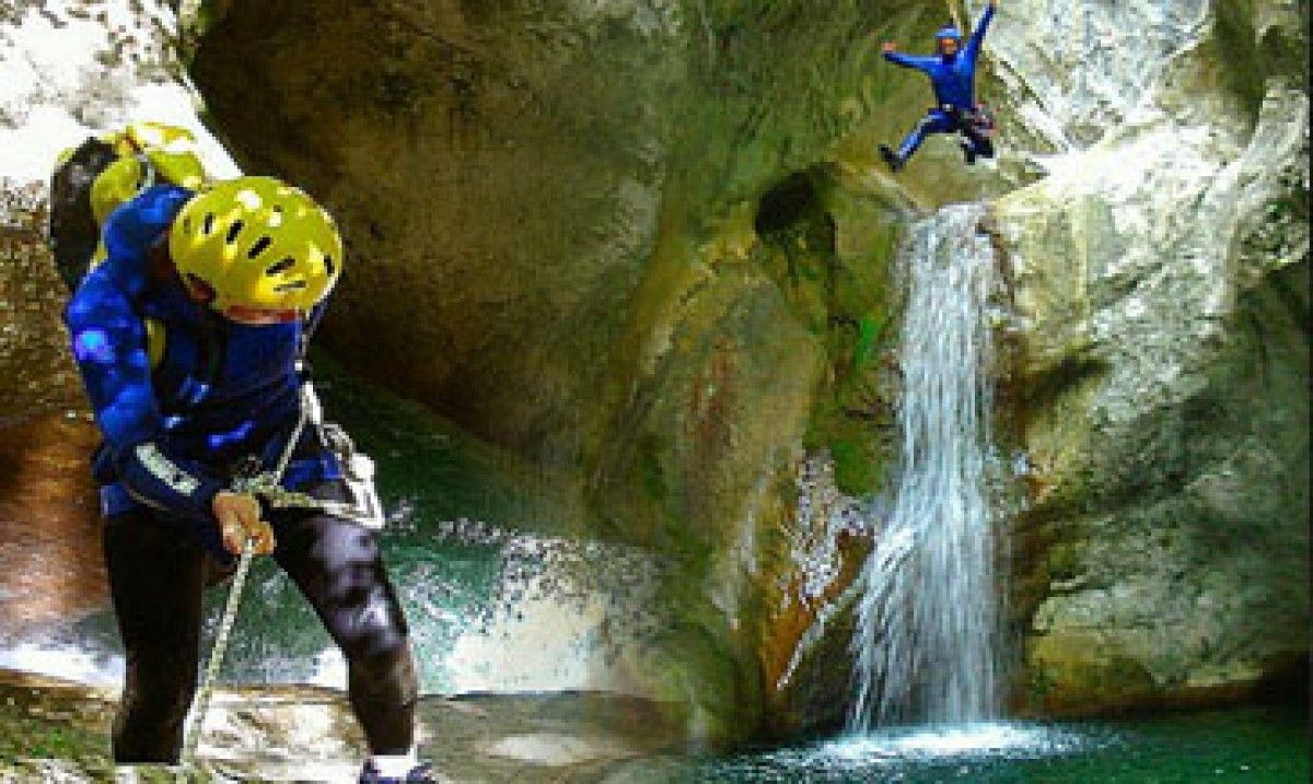 Canyoning: Rasai pengalaman canyoning yang mendebarkan di Switzerland dengan air terjun dan persekitaran semula jadi.