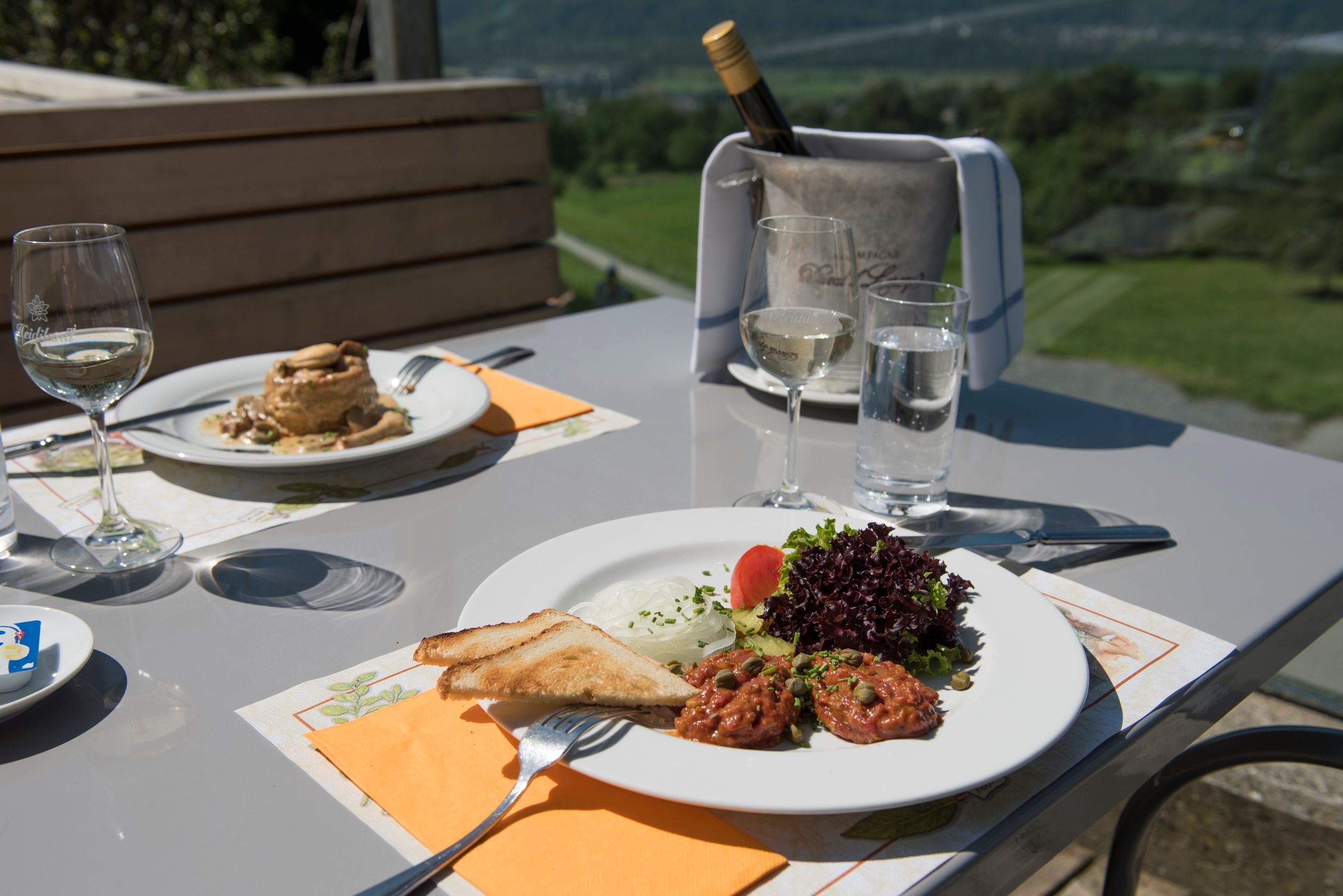 Culinaire Tour: Geniet van de lokale keuken met verse ingrediënten in Heidiland. Beleef het eten onderweg.
