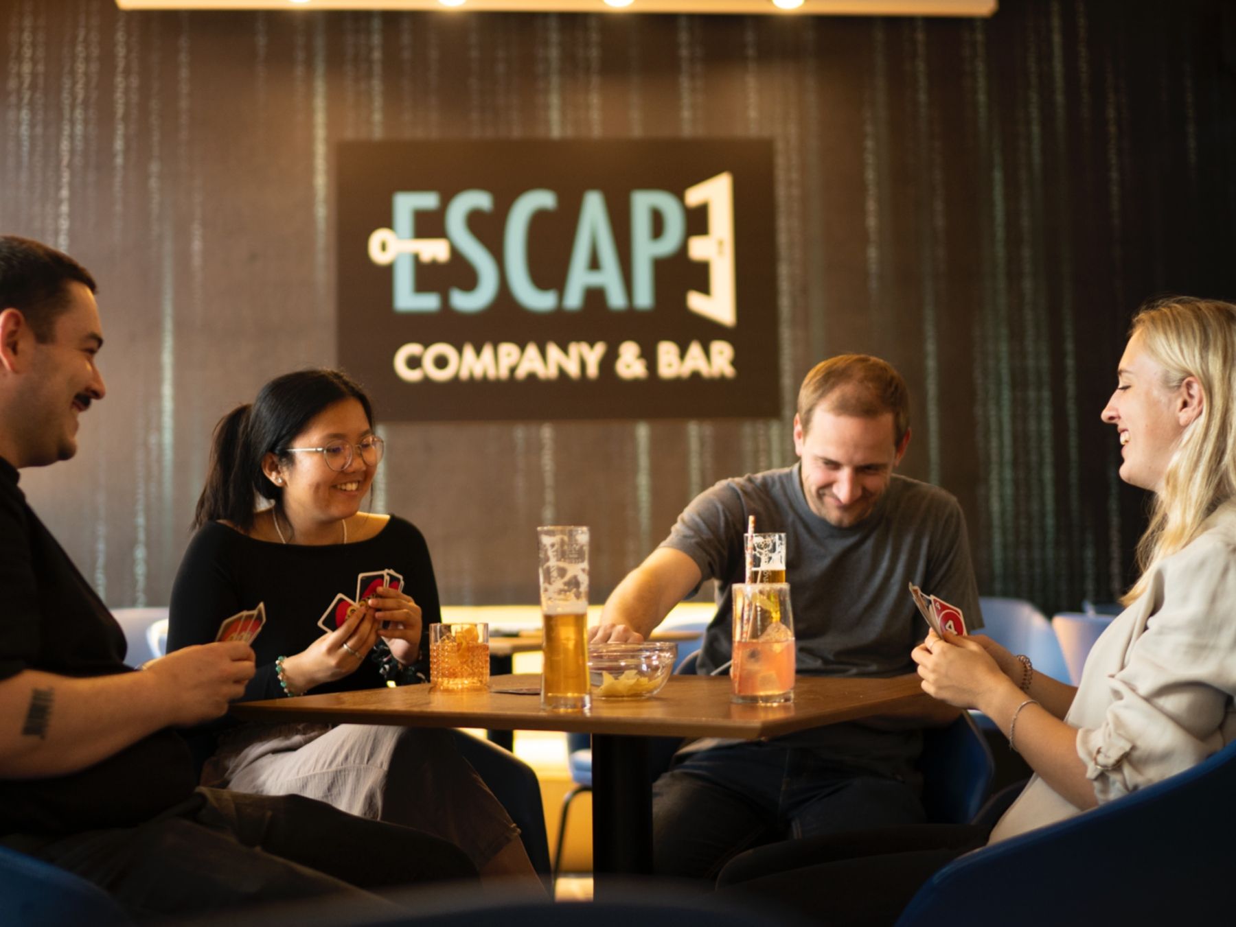 脱出ゲーム：友達はバーでエキサイティングなゲームナイトを楽しんでいます。グループアクティビティに最適です。