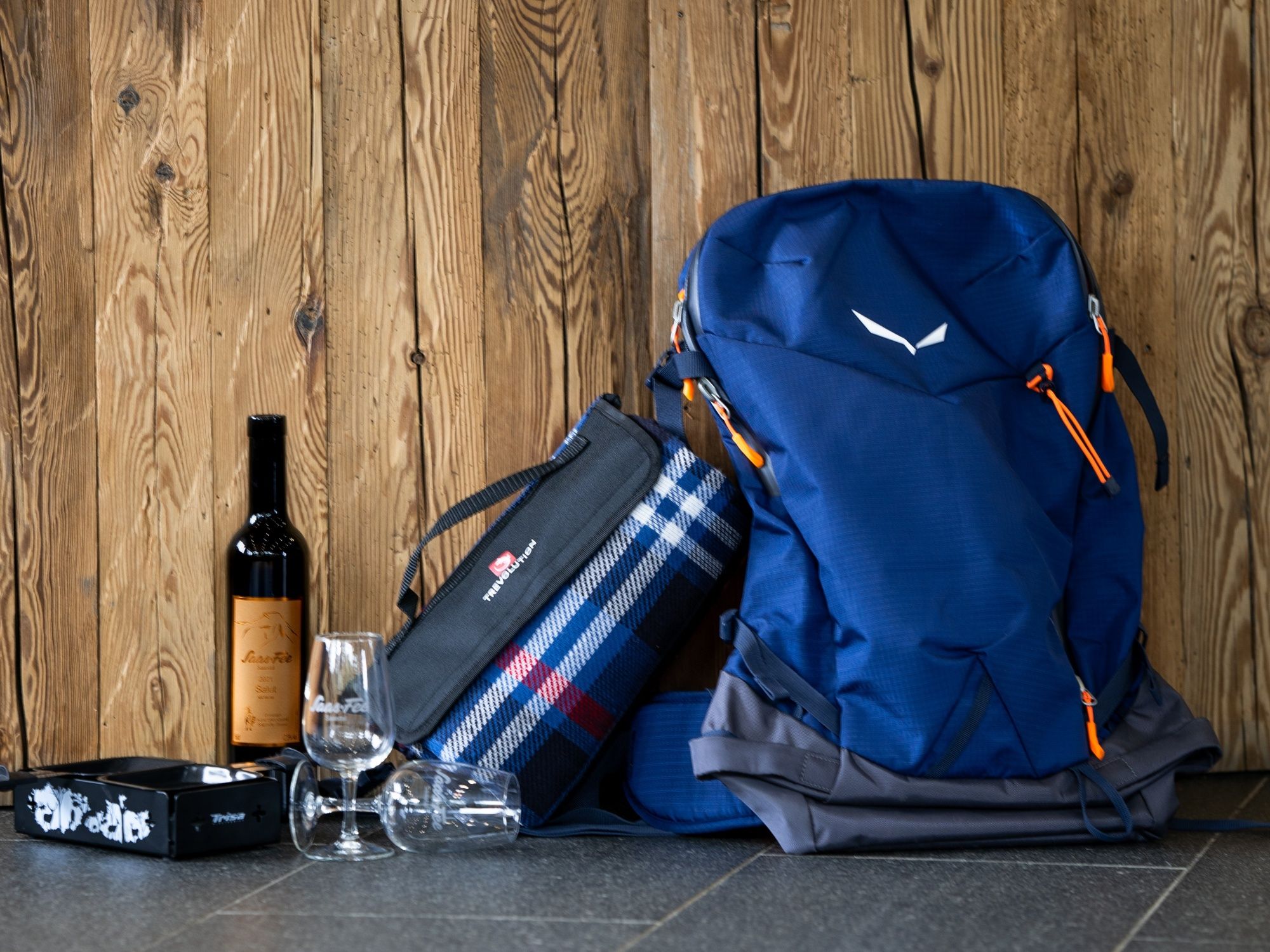 Raclette para levar: Mochila com utensílios de piquenique para experiências inesquecíveis ao ar livre.