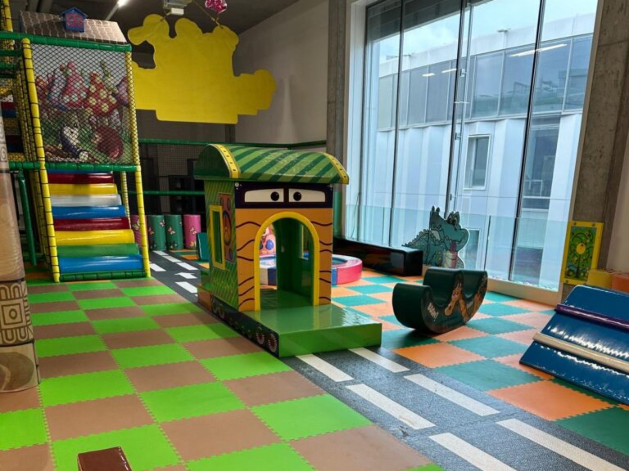 儿童乐园Etoy：拥有滑梯、攀爬设施和五彩缤纷的儿童游乐设备的游乐场。