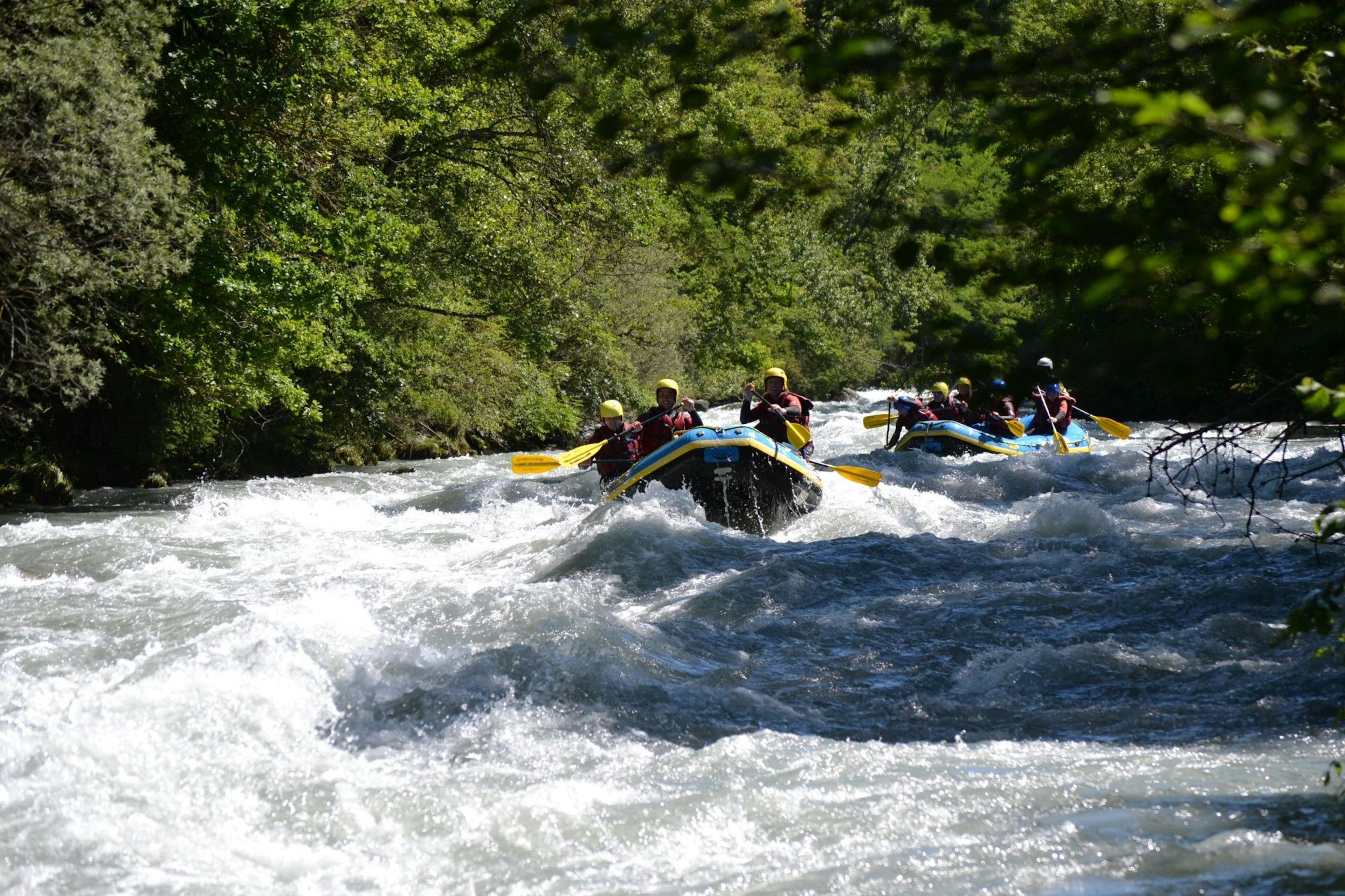 Lütschine: Abenteuerliches Rafting mit Team im Naturparadies. Erlebe den Nervenkitzel im Sommer.