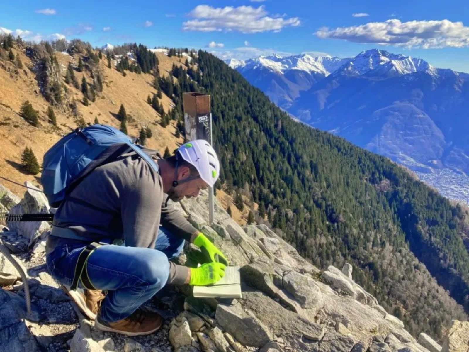 Klatresti Tessin: Klatring i klipper med grupper i Alperne's natur.