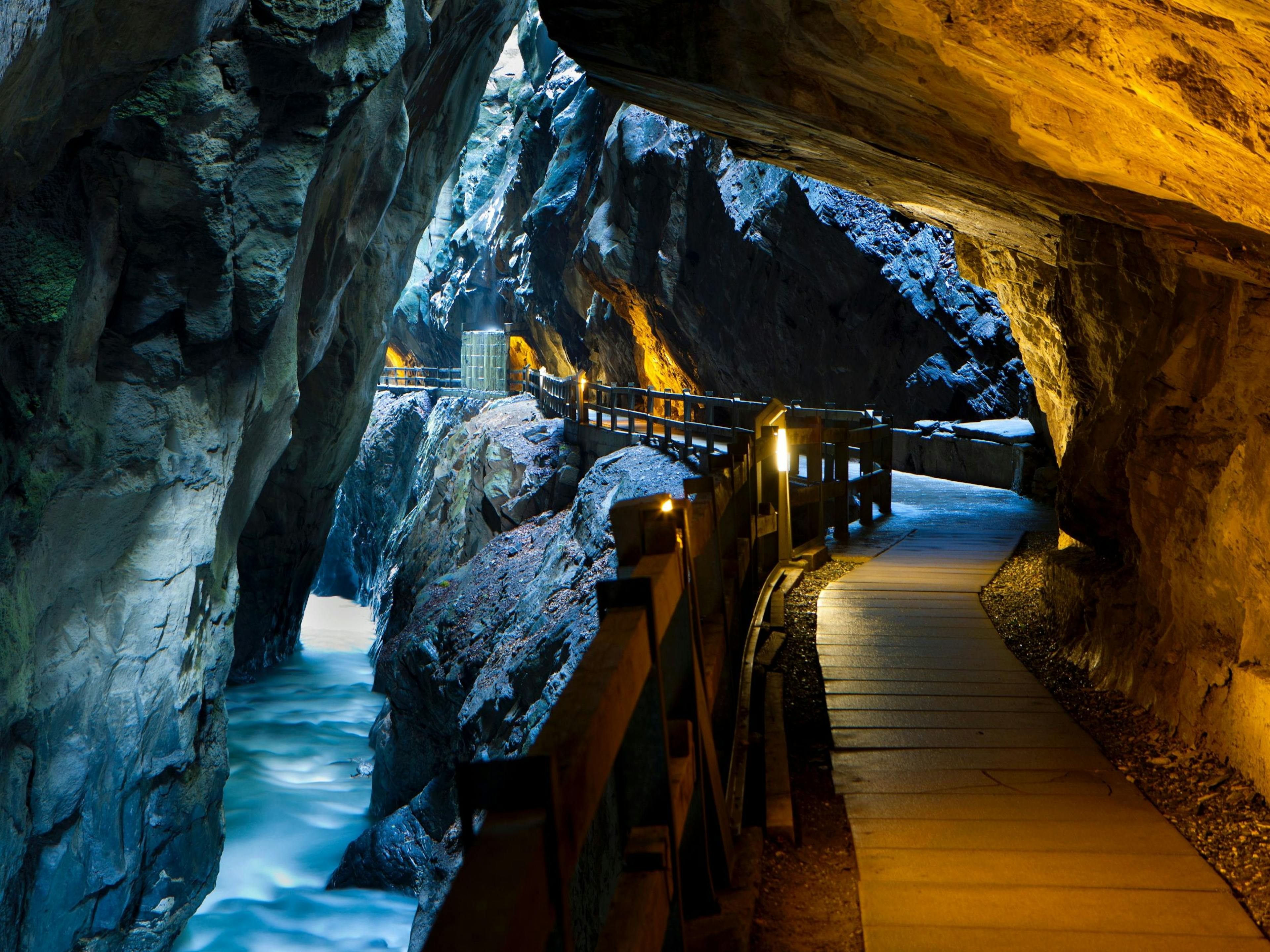 Taminaschlucht: Wanderweg durch die eindrucksvollen Felsen und den rauschenden Fluss, ideal für Naturliebhaber.