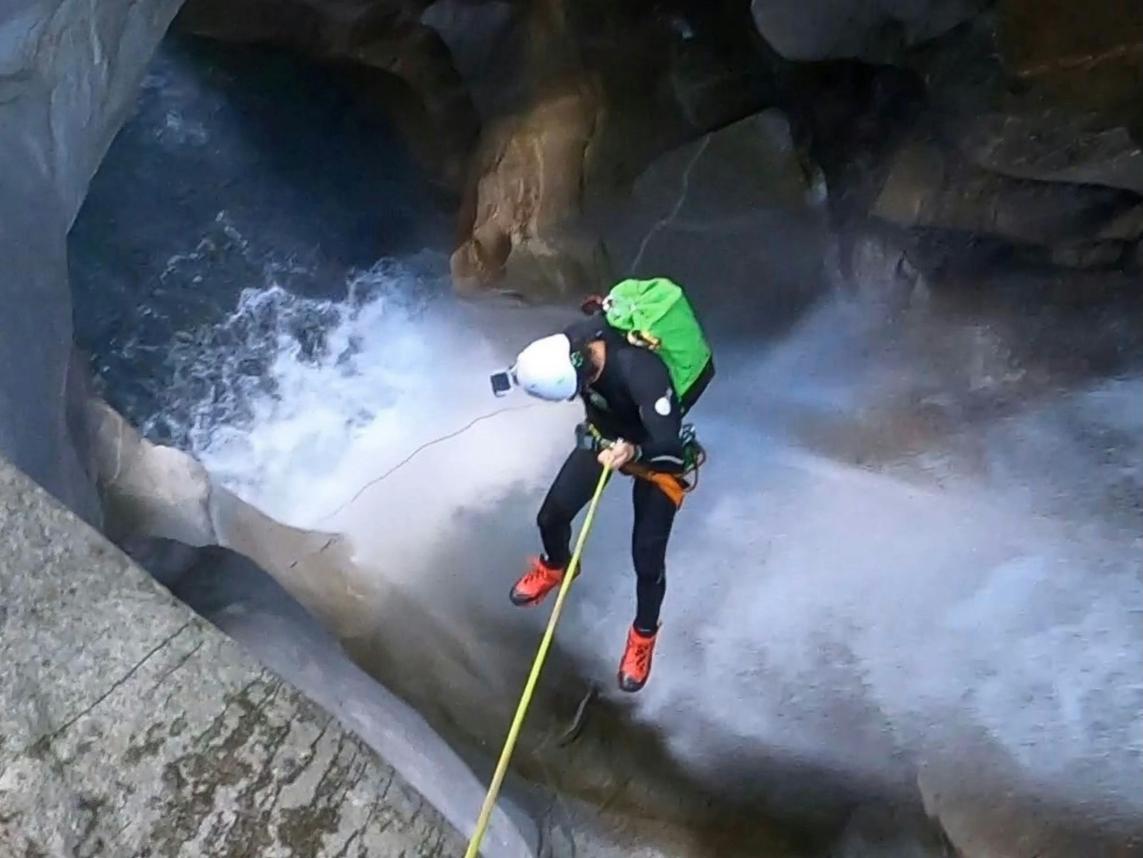 ロドリーノキャニオンング:ティチーノの自然の中で夏にスリリングな rappelling アクションを体験しよう。