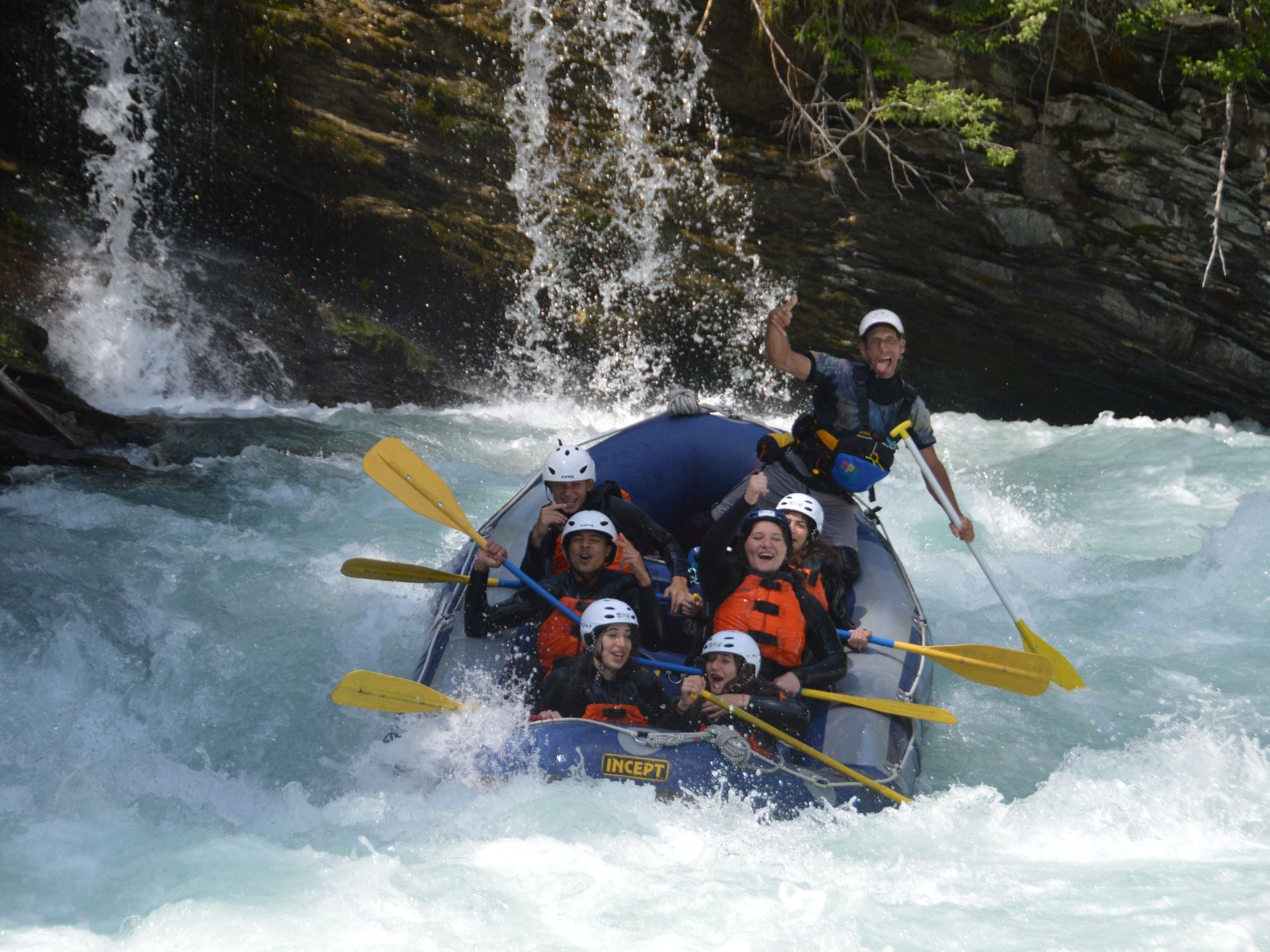 مغامرة الرافتينغ: تجربة مثيرة للرافتينغ في جيارسون مع الأصدقاء والعائلة في الصيف