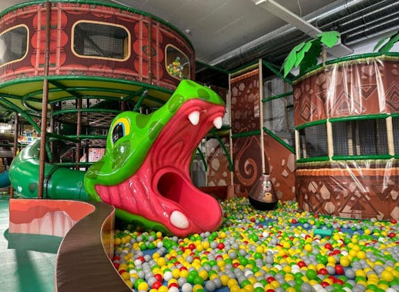 Kids Fun Park: Spielelandschaft mit Krokodil, Bällebad und Abenteuer für Kinder in Sion.