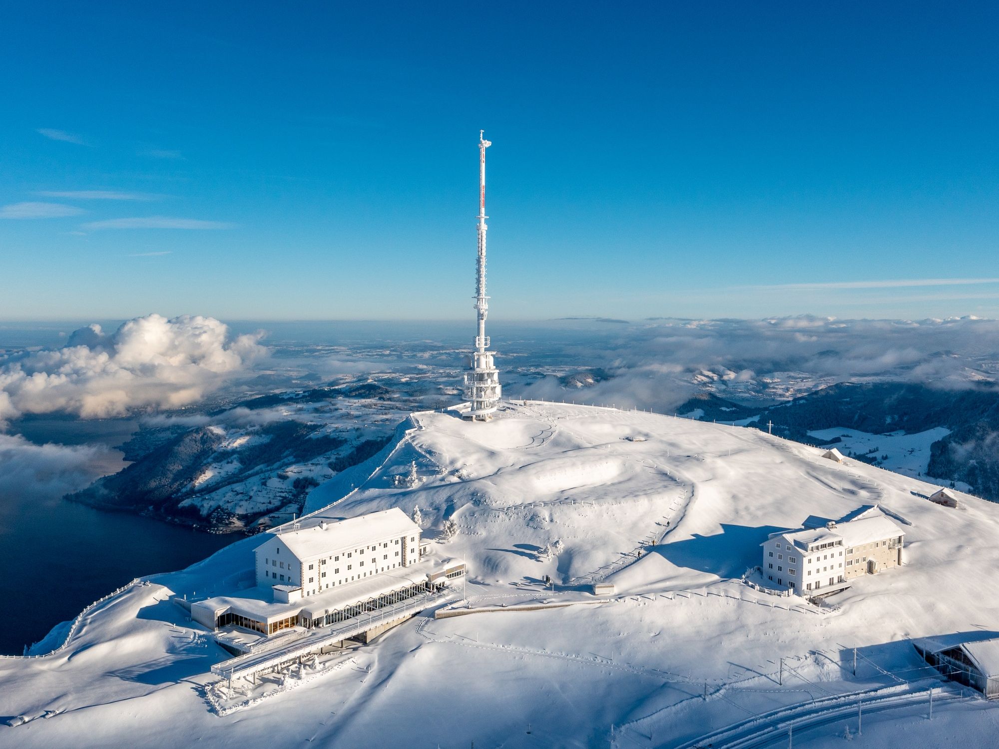 Wellness Rigi - Vinterskogslandskap med snötäckta berg och klar utsikt vid Luzern.