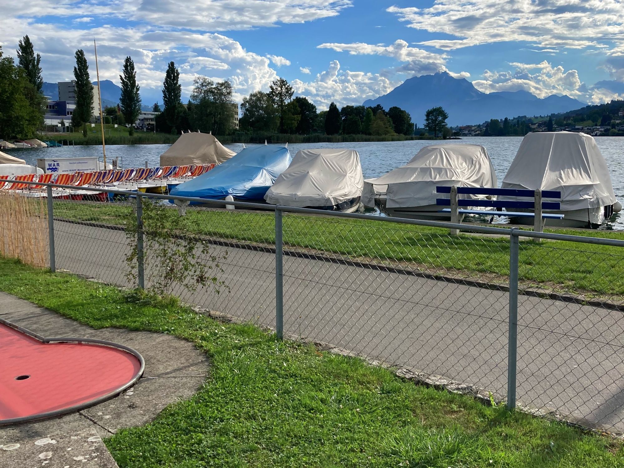 キュスナハトゴルフ場：湖とボートを見渡すミニゴルフ場で、家族やグループに最適です。