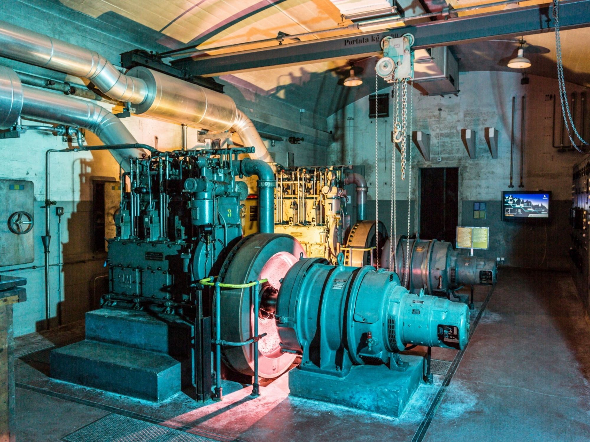 Cavernes énergétiques : Machines historiques dans le San Gottardo avec un design industriel impressionnant.