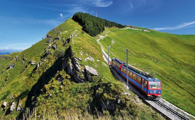 Monte Generoso z koleją zębatą, zielone łąki i pasmo górskie