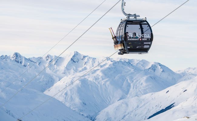El teleférico en Andermatt Sedrun transporta esquiadores a través de montañas nevadas.