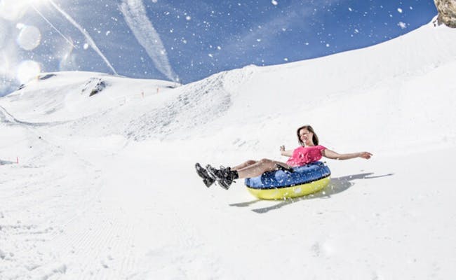 Ледяной парк Titlis с тюбингом на снегу