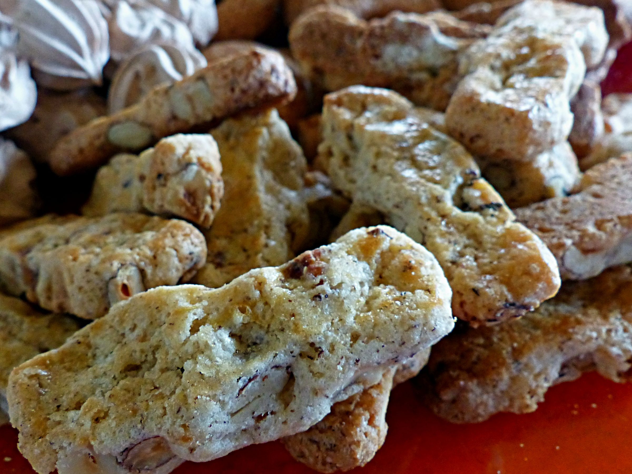 Kostky mrtvých na talíři z pekárny v roce 2023.