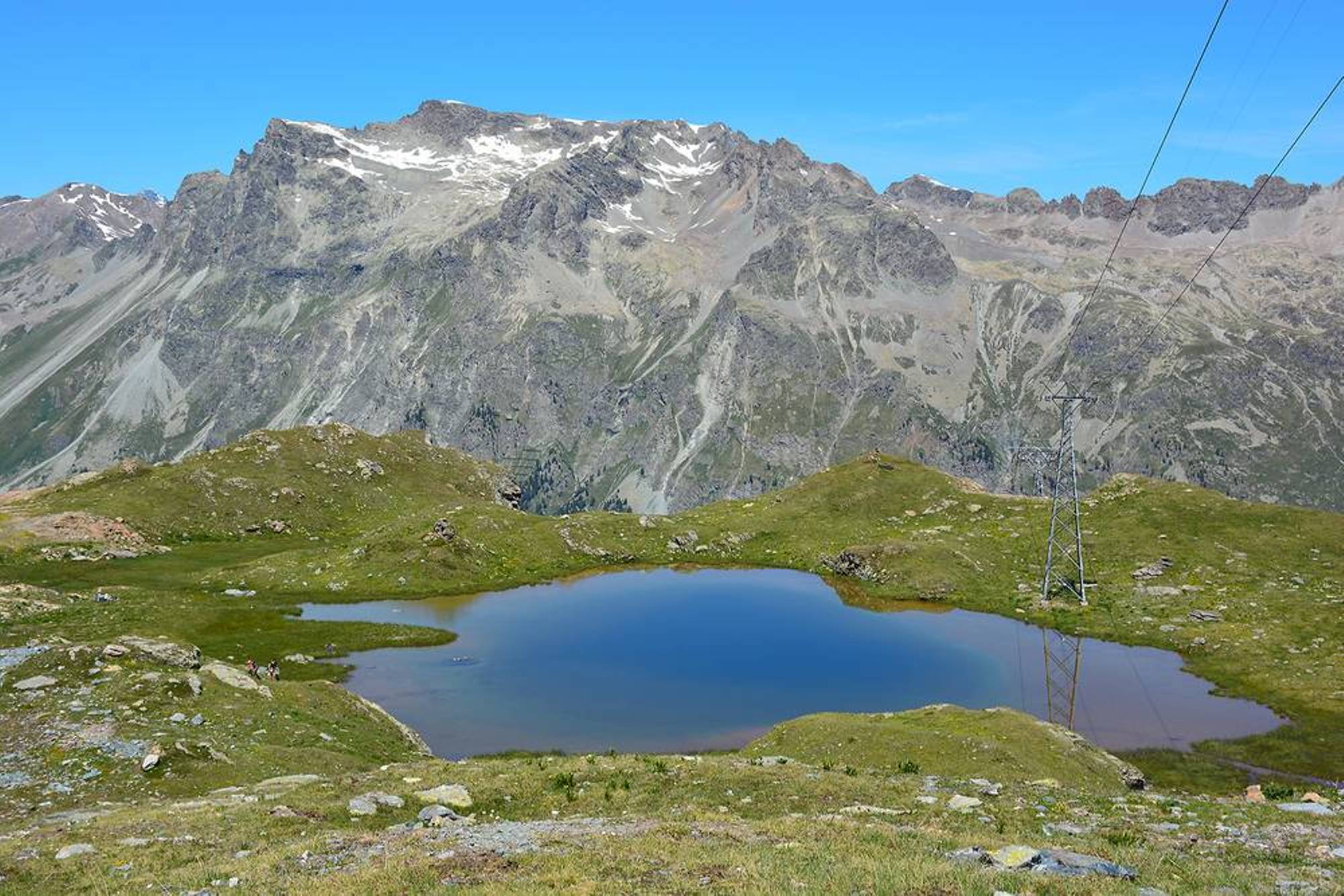 清澈水面和周围山脉的科瓦尔察山湖