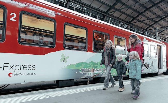 Zentralbahn in Engelberg, Familienausflug mit Kindern am Bahnsteig.