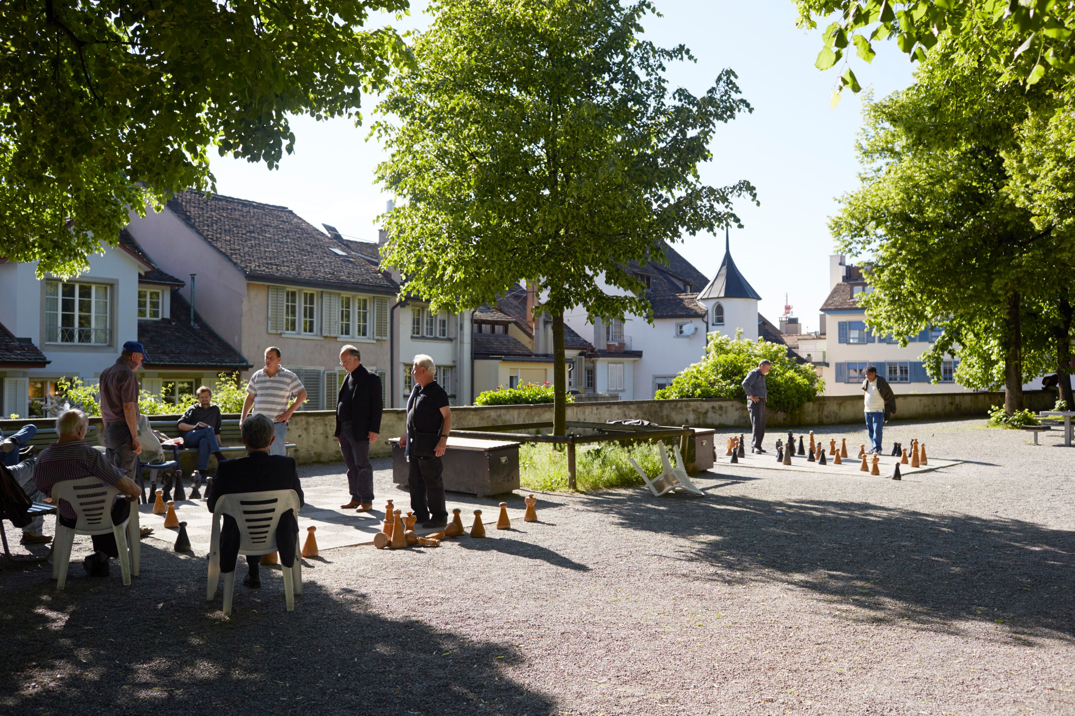Uliční šachy v Curychu, hráči v parku, slunečný den