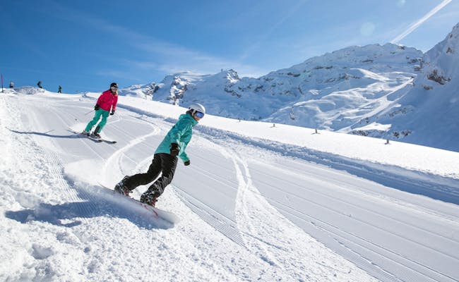 Esquí en el Titlis en Engelberg bajo un sol radiante y nieve fresca.