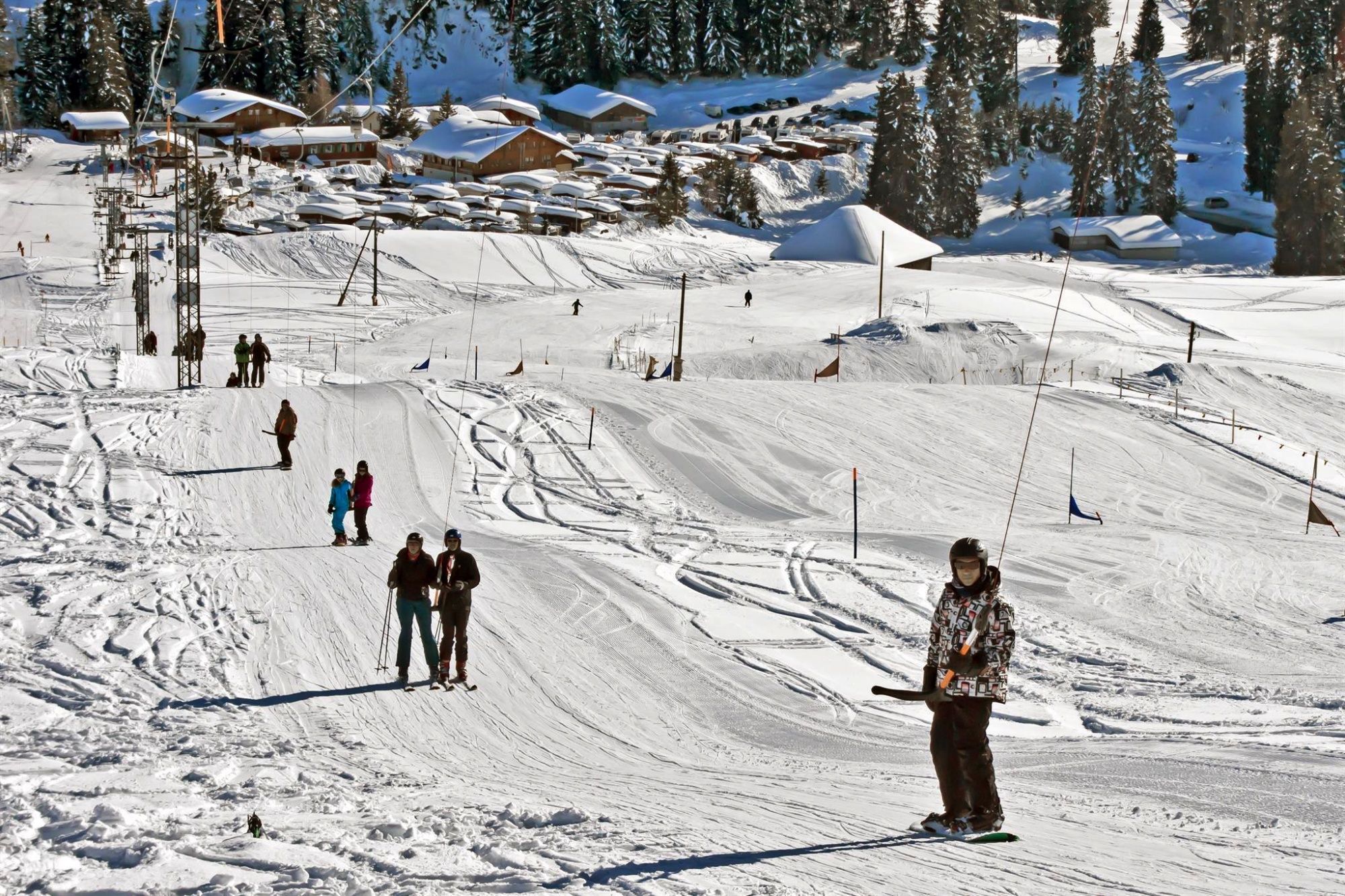 スイスのスキーリフト、ウィンタースポーツを楽しむ人々、雪に覆われた風景