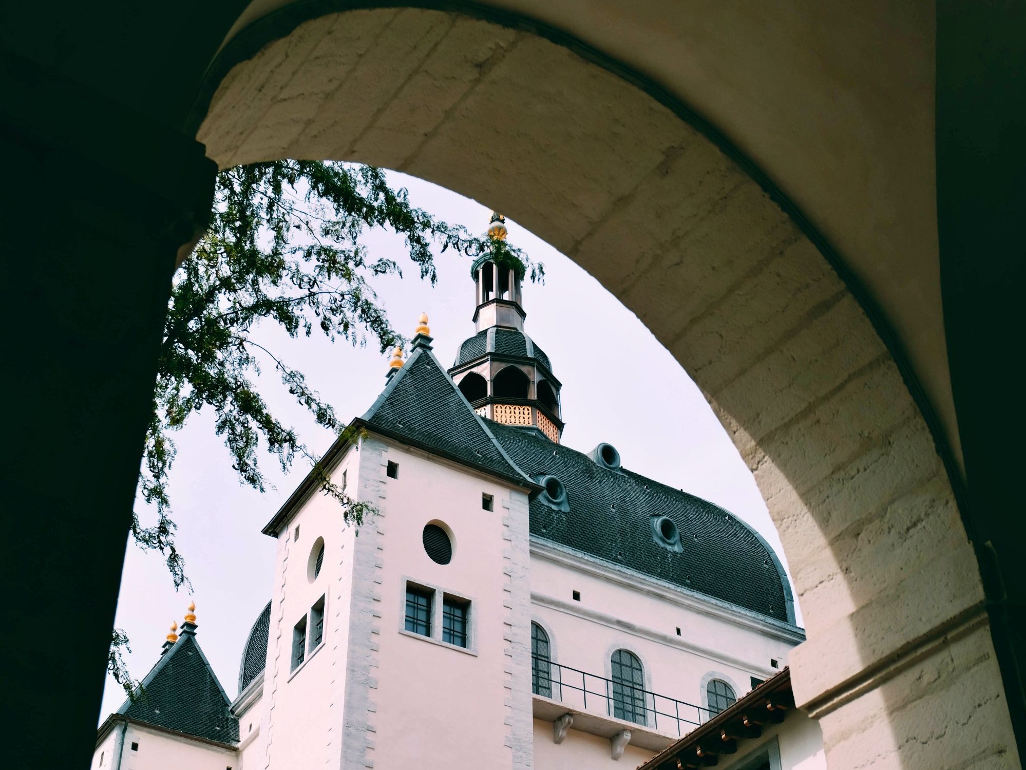Neuchâtel : détail architectural impressionnant de l'horlogerie lors d'une excursion d'une journée