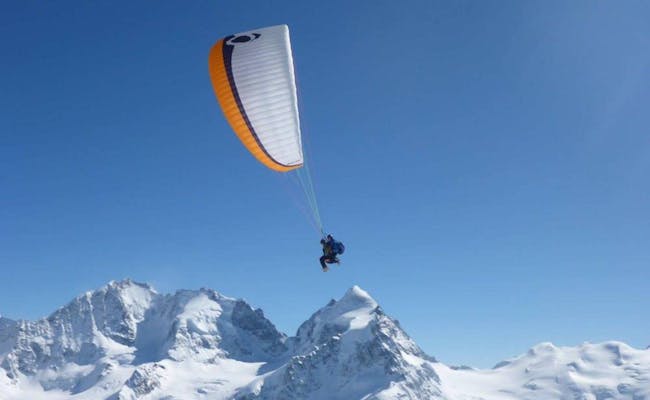 Gleitschirmfliegen über den Bergen des Corvatsch im Jahr 2023