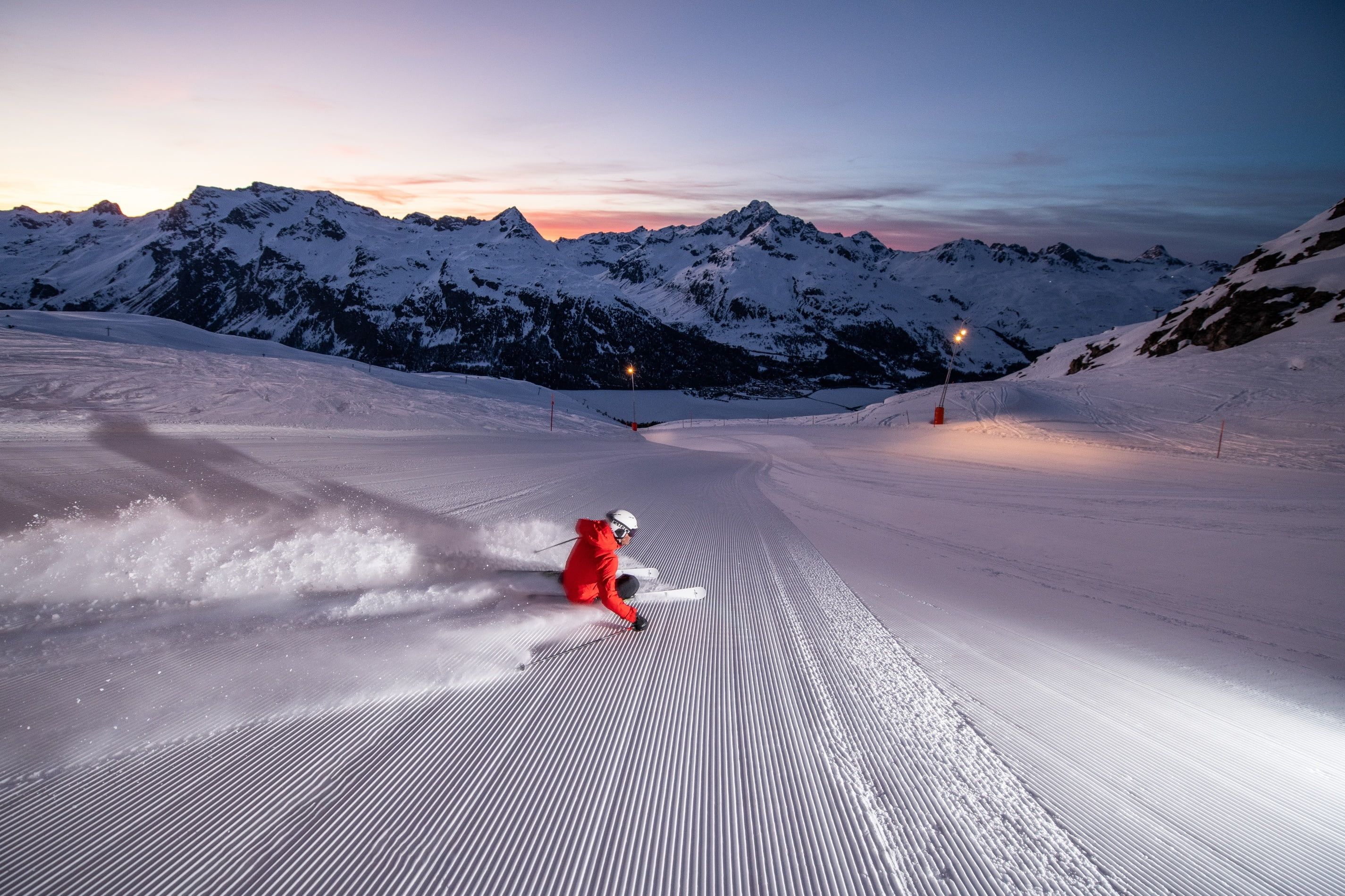 冬季的科尔瓦斯滑雪，雪板骑手在平整的滑道上，眺望山区风光。