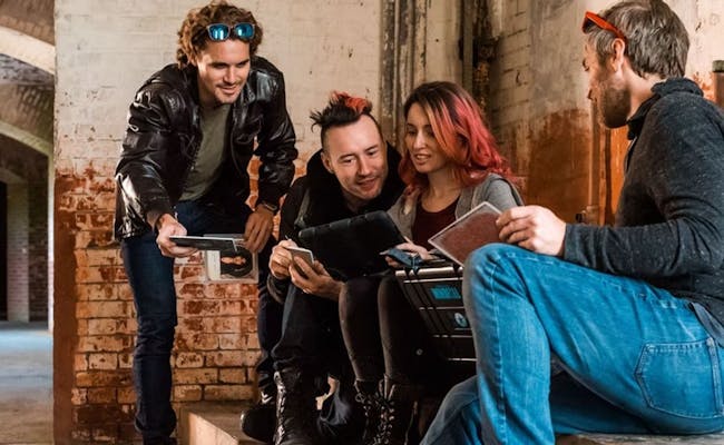 Team bei Escape Game löst Rätsel in alter Fabrik