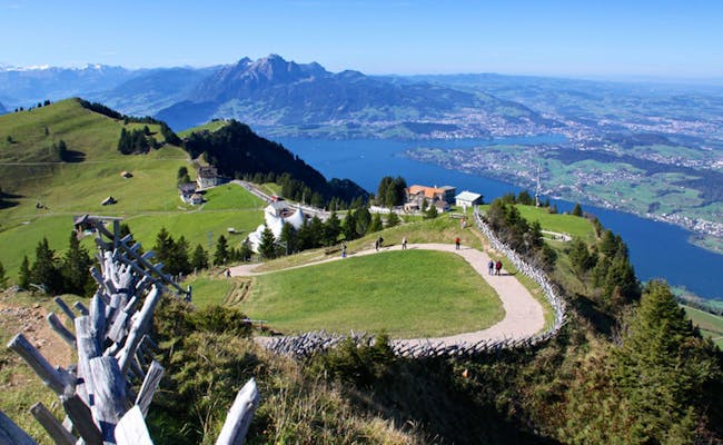 Seebodenalp menawarkan pemandangan Danau Vierwaldstätter, pejalan kaki di jalur.
