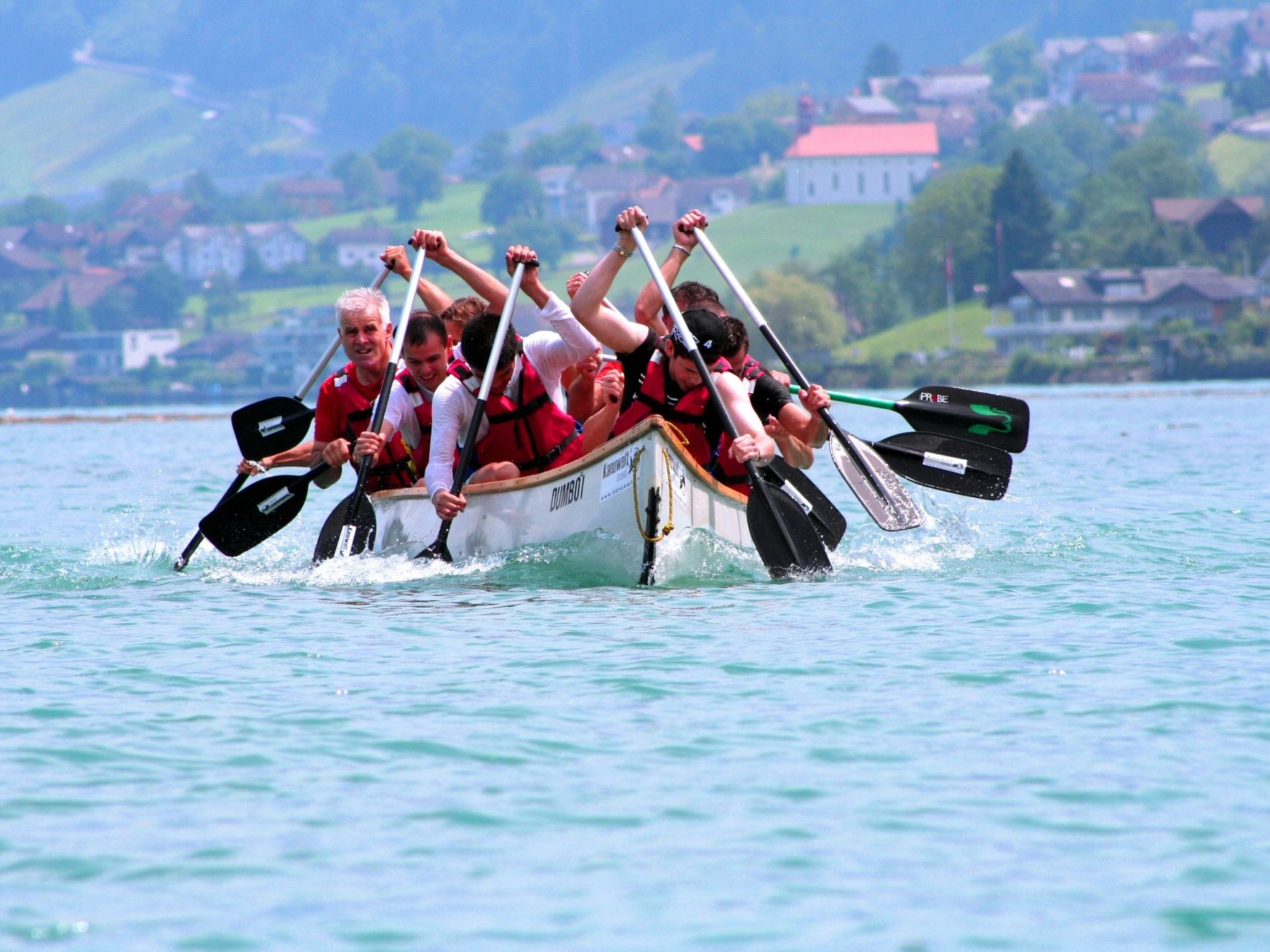 Grozi Kanadyjczycy: Zespołowe przeżycia nad jeziorem Czterech Kantonów z aktywnościami sportowymi.