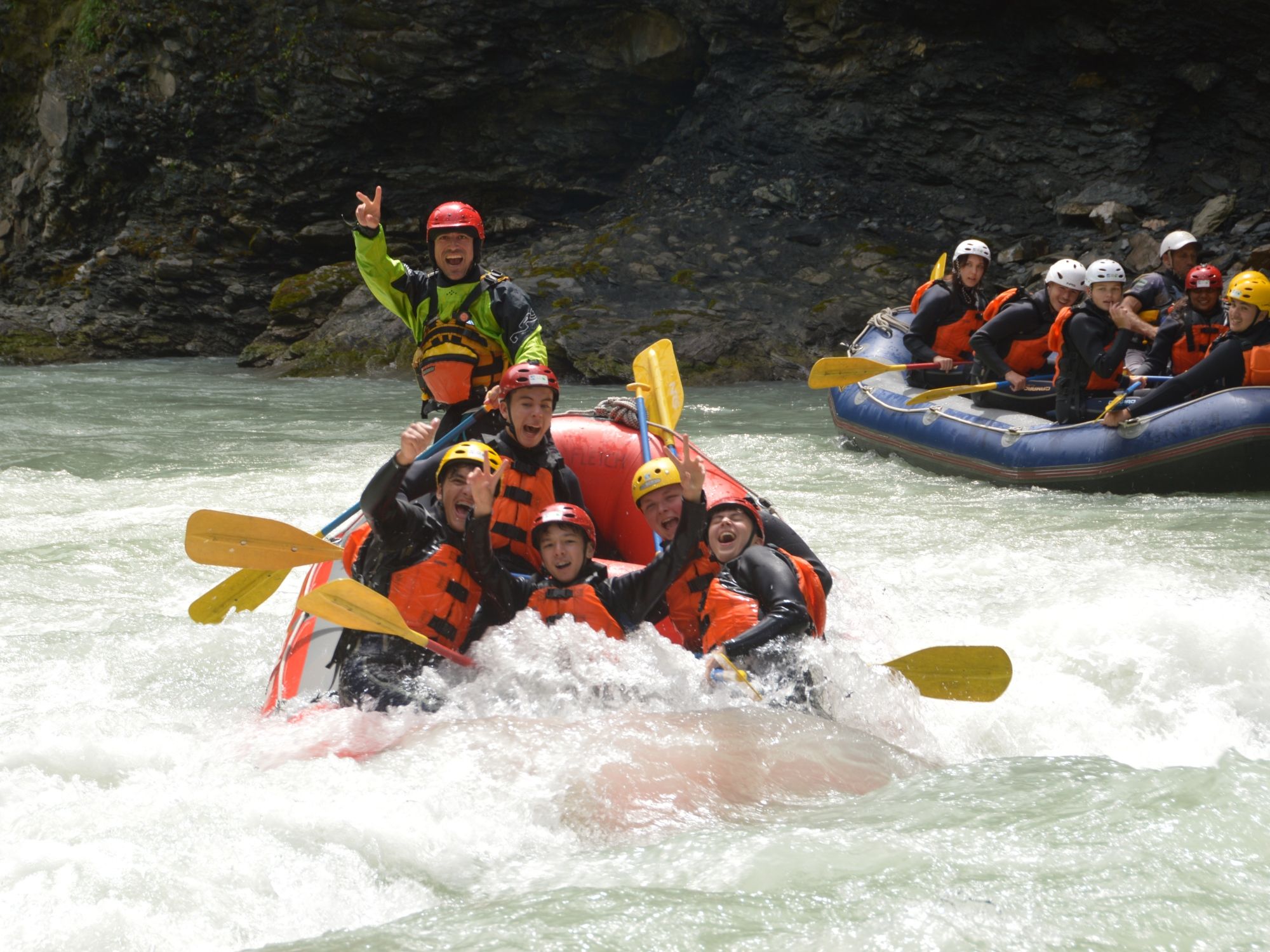 Arung jeram di Ngarai Scuoler bersama kumpulan pengembara di arus deras