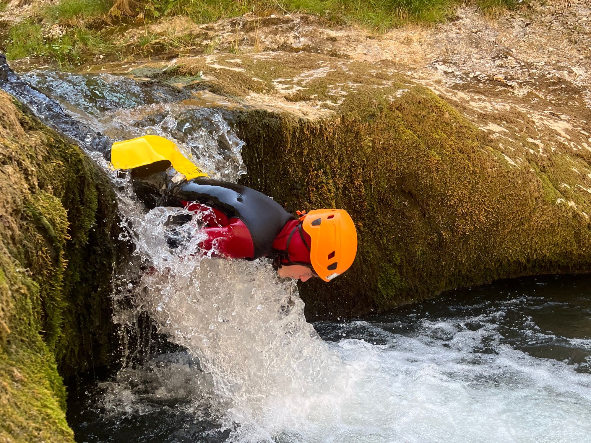 Canyoning im Pissot. Erlebe actiongeladene Schluchten und erfrischendes Wasser mit Freunden.
