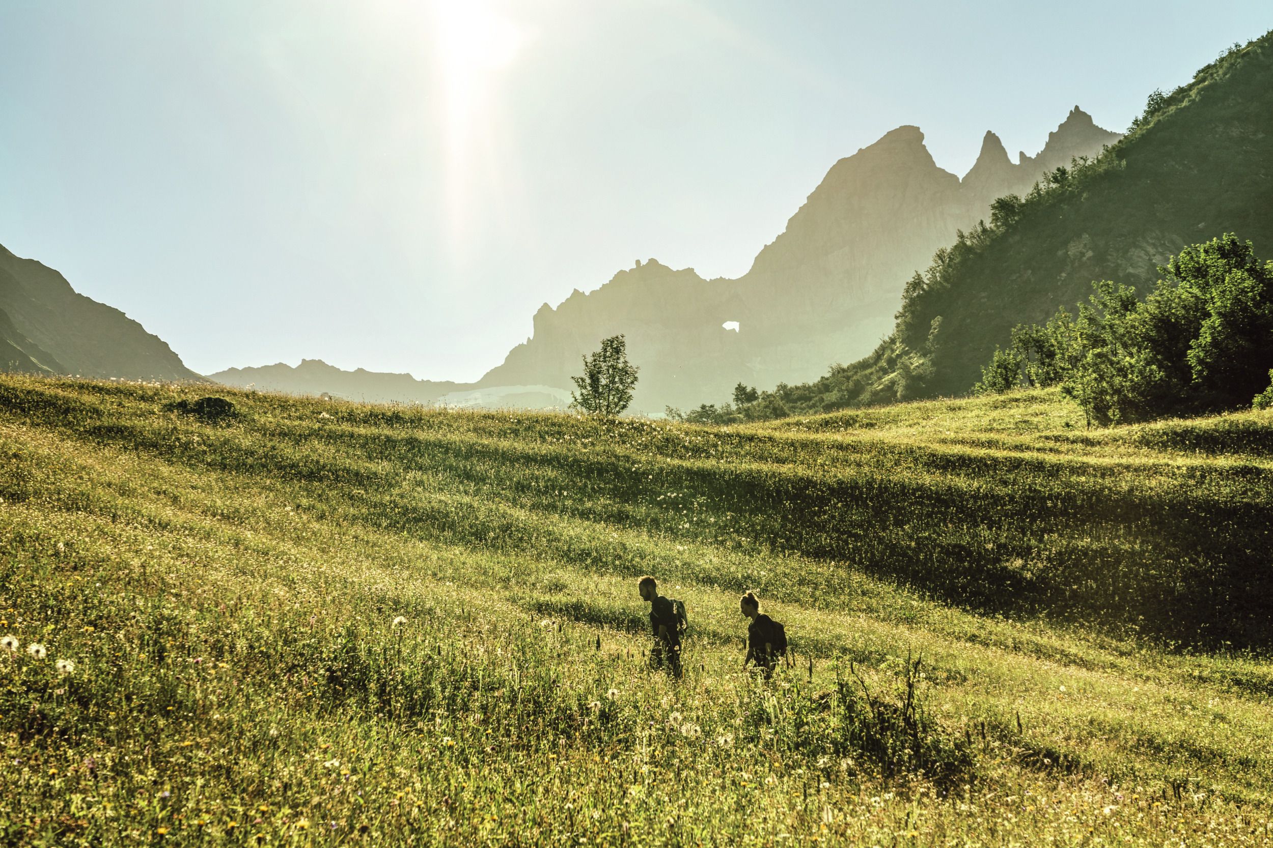 Wandelen in Glarus: Ontdek de weidelandschappen en bergen in de zomer.