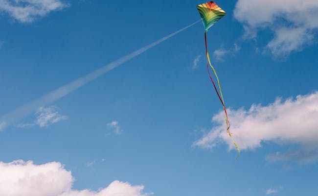 Kites in the blue sky (Photo: Unsplash)