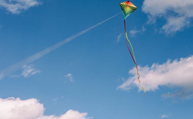 Los dragones vuelan alto en el cielo azul con nubes
