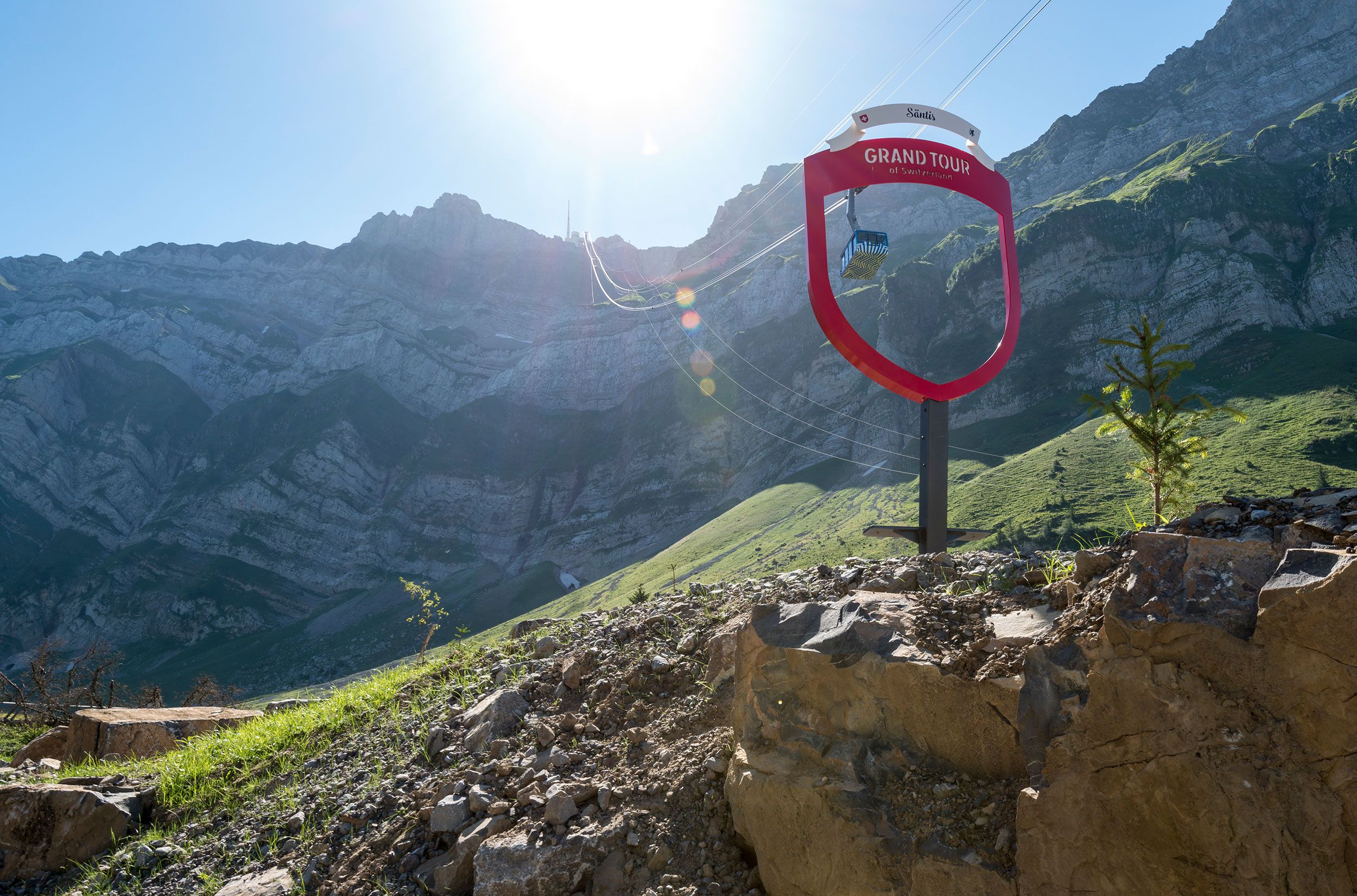 前往山顶的索道，眺望群山。
