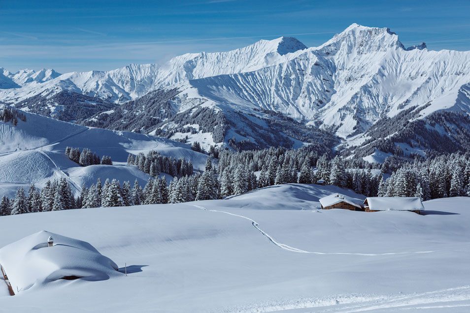 Сноубайк на Эльзиген-Альпе зимой среди заснеженных гор.