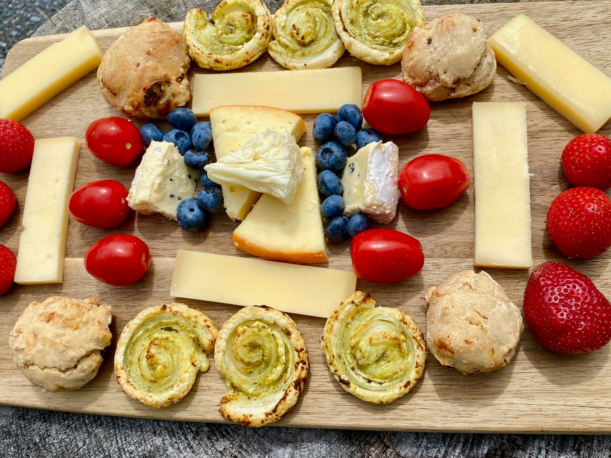 스위스의 맛: 신선한 과일과 미식가를 위한 맛있는 간식이 있는 치즈 플레이트