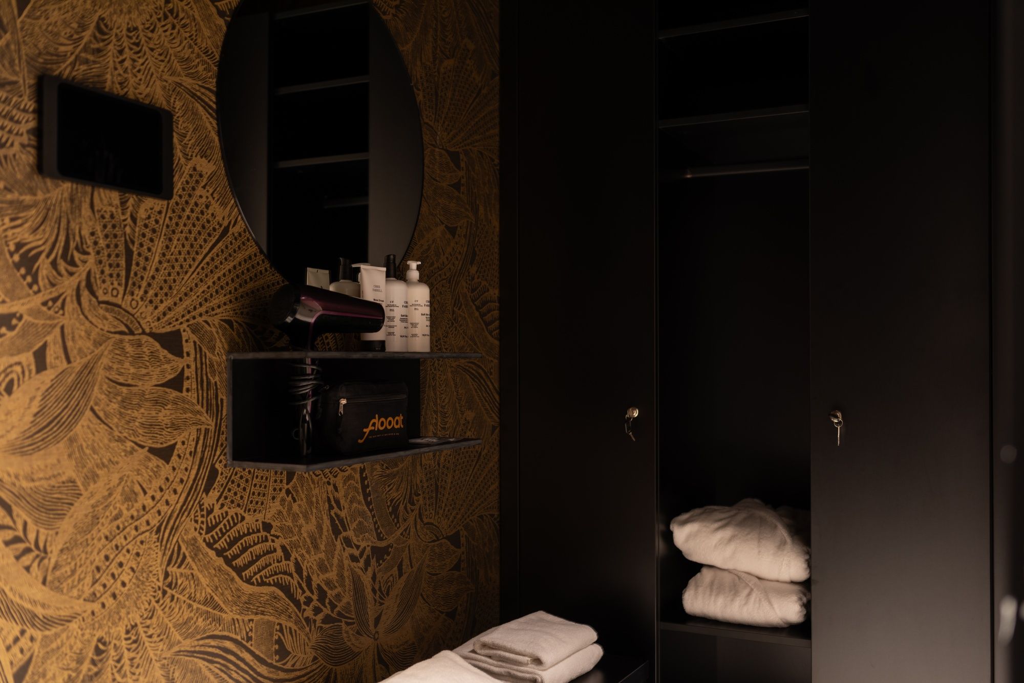 Zurich में फ्लूओट: शैलीपूर्ण वातावरण में पानी पर तैरते हुए आराम करें।