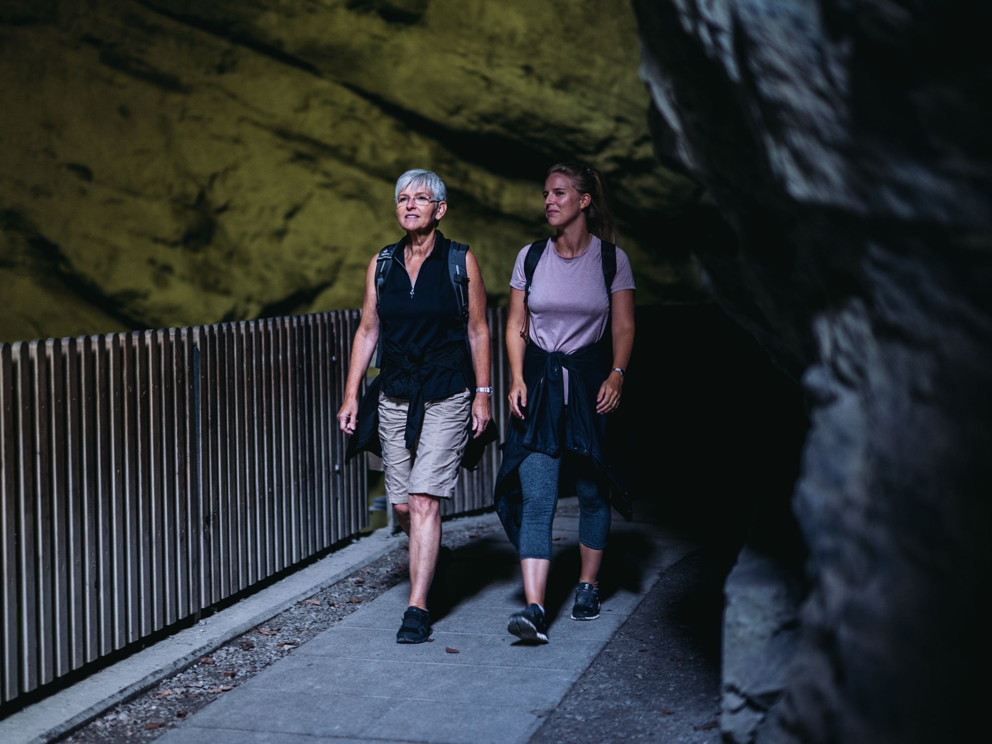 Taminaschlucht: Duas mulheres a caminhar na impressionante garganta com natureza e aventura.