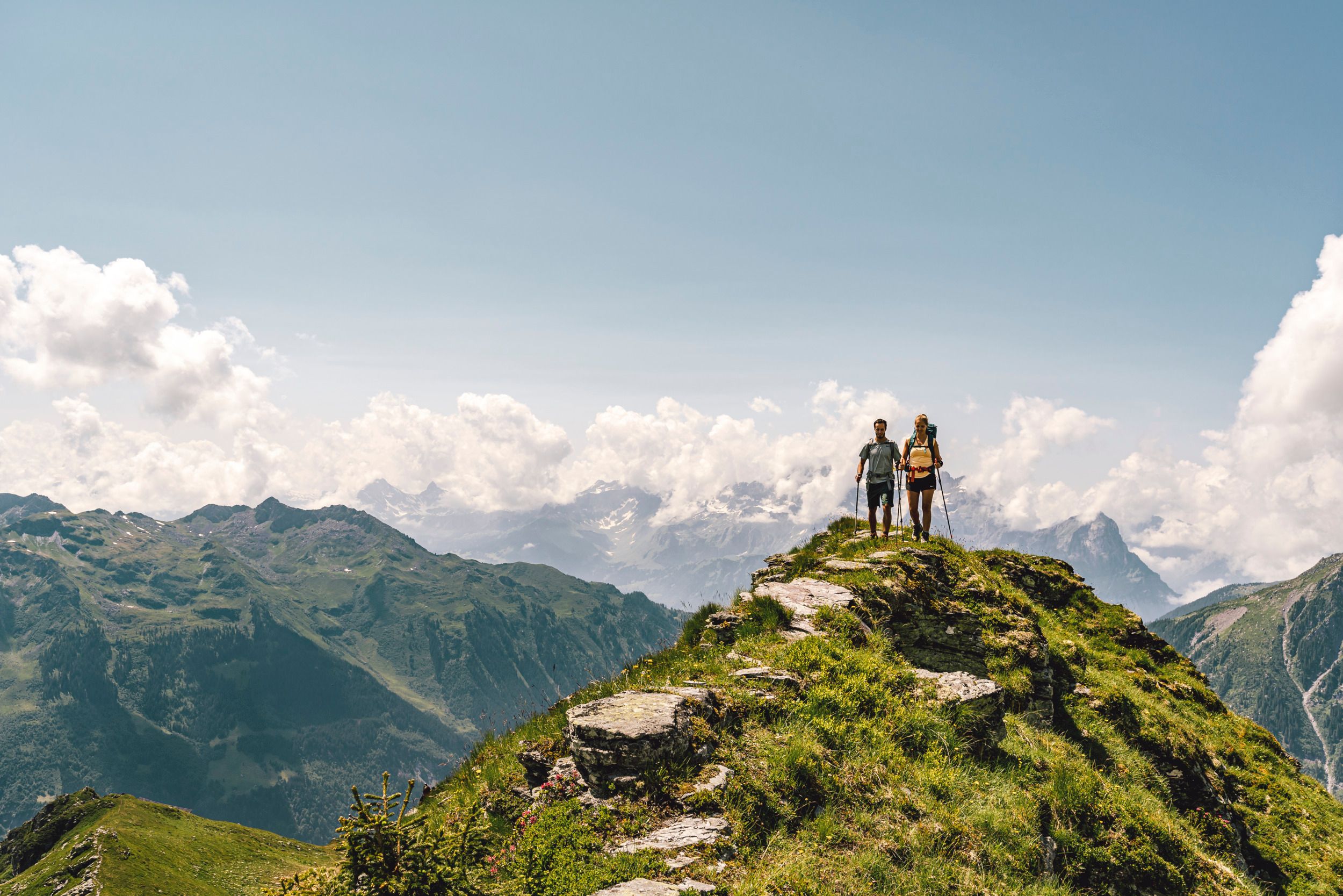 Wandelen Glarus op de bergkam met een prachtig uitzicht op de Zwitserse Alpen en de natuur.
