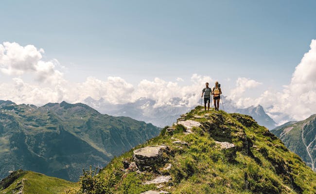 Hiking on mountain edge in Glarus (Photo: Switzerland Tourism Christian Meixner)