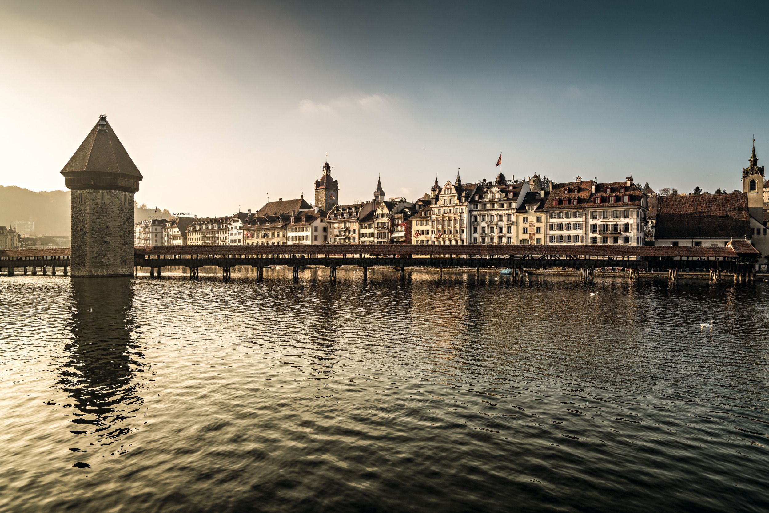 Kapellbrücke Luzern: Historisch gebouw met een schilderachtig uitzicht en karakter, ideaal voor een stadsbezoek.