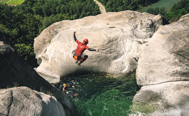 Canyoning jump (Photo: Switzerland Tourism Christian Meixner)